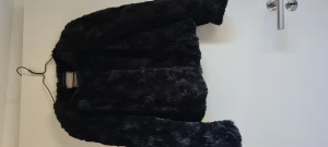 Svart jacka  - Jacka i fluffigt material från Vero Moda. Fint skick.