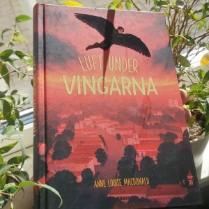 Bok  - Luft under vingarna av Anne Louise Macdonald. Jag har själv inte läst den men från vad jag hört ska den vara väldigt intressan och lätt att fastna för✨skriv till mig