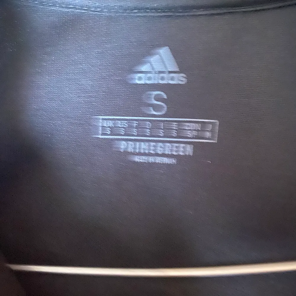 Real Madrid Adidas fotbolls tröja i storlek S. Använd ett fåtal gånger och är som ny. Köptes för 1000kr och vårt pris är 500kr . Hoodies.