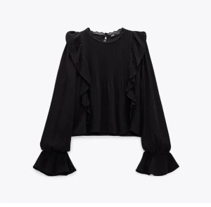 Volang blus - Superfin volangblus som passar till alla tillfällen, passar både S och M! Säljs inte längre💓☁️köpt för 499 (lånade bilder)