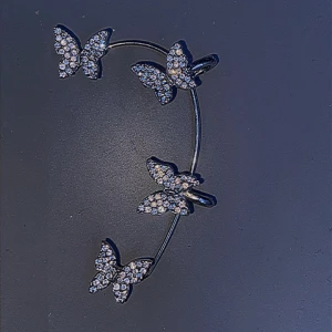 Ear cuff fjäril - Ear cuff till örat med fjärilar o diamanter. Man behöver inte hål i öronen för den här. 