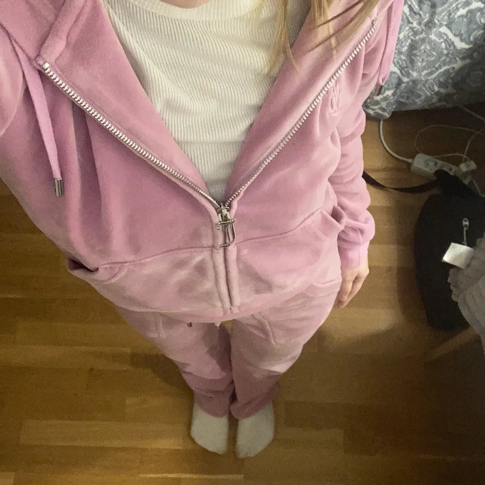 Jätte mysigt och fint juicyset😍säljer pga att det tyvärr inte kommit till användning så mycket❤️. Hoodies.