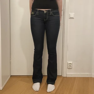 Lågmidjade Jeans - Jätte fina lågmidjade jeans! Aldrig använda och i bra skick. Jag är 176 cm så dom är i perfekt längd för dom med lite längre ben! 