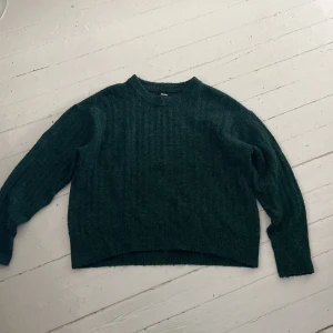 Stickad tröja  - Stickad tröja från BikBok, storlek M, jättefin som oversized och är av tjockare material.