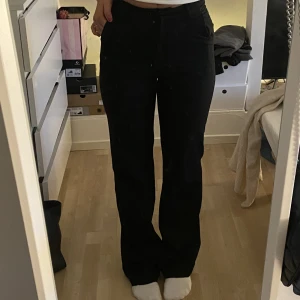 Kostymbyxor  - Säljer dessa kostymbyxor från madlady då de blivit för små i midjan för mig. Jag är 170 o de är bra i längden för mig! 