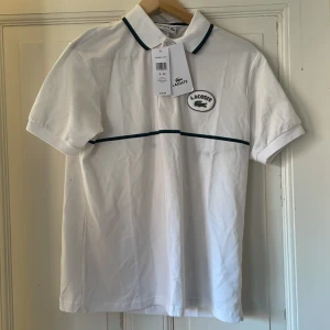 Helt Ny Vit Lacoste piké  - Säljer en helt ny lacoste piké tröja. Köpt för 85$. Kommer i orginalförpackning med alla lappar på. Storlek: M  Pris kan diskuteras 