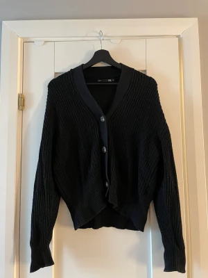 Kofta lager 157 - Stickad kofta från Lager 157 i storlek S