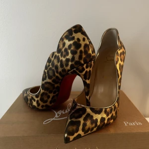 Lou - Helt nya oanvända Louboutin klackar i modellen hot chick! Slutsålda överallt, Storlek 39