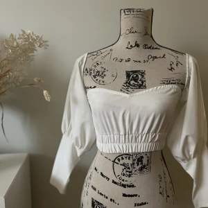 🥚Vit croptop🥚 - Jätte fin croptop som passar till allt!  Använd några gånger, men i väldigt bra skick! 