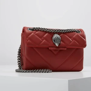 Väska  - Säljer min mina röda Kurt geiger väska då jag knappt använder den, den är i fint skick och äkta 💞