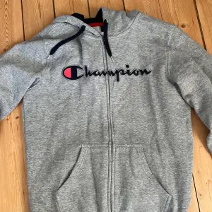 Säljer min champion zip-hoodie i storlek S då den inte används längre. Är i ett fint skick och köparen står för frakten!!