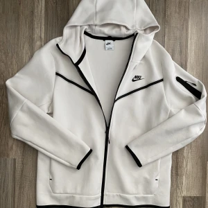 Nike Tech Fleece - Nike Tech Fleece vit, använd få gånger, storlek L