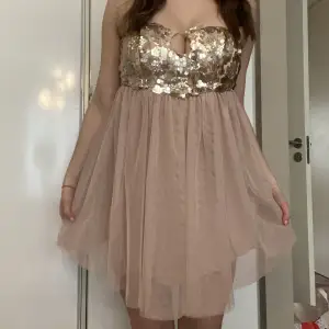 En drömmig klänning från Model Behaviour. Använt endast en gång därav väldigt fint skick. Jag är 167 lång och den passar mig. Storlek XS 🌸gammel rosa och guldiga paljetter. Hör av dig om du har frågor 💗