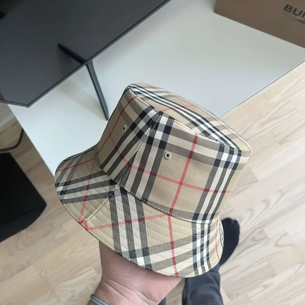 Säljer en burberry bucket hatt då den inte passar längre. Den är köpt på Köpenhamns flygplats,2022, och är endast använd ett fåtal gånger. Kvitto medföljer självfallet!  . Övrigt.