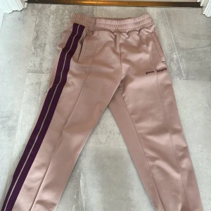Palm angels byxor - Säljer mina fina palm angels byxor eftersom jag rensar garderoben. Använt ett fåtal gånger och dem är i storlek M men passar även S. tvättar dem såklart innan jag postar dem. Nypris 4300 men säljer för 2000! Pris kan diskuteras! Självklart äkta