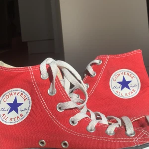 converse  - Röda converse i superfint skick! Sparsamt använda🤗 frakt tillkommer. Chuck Taylor! 
