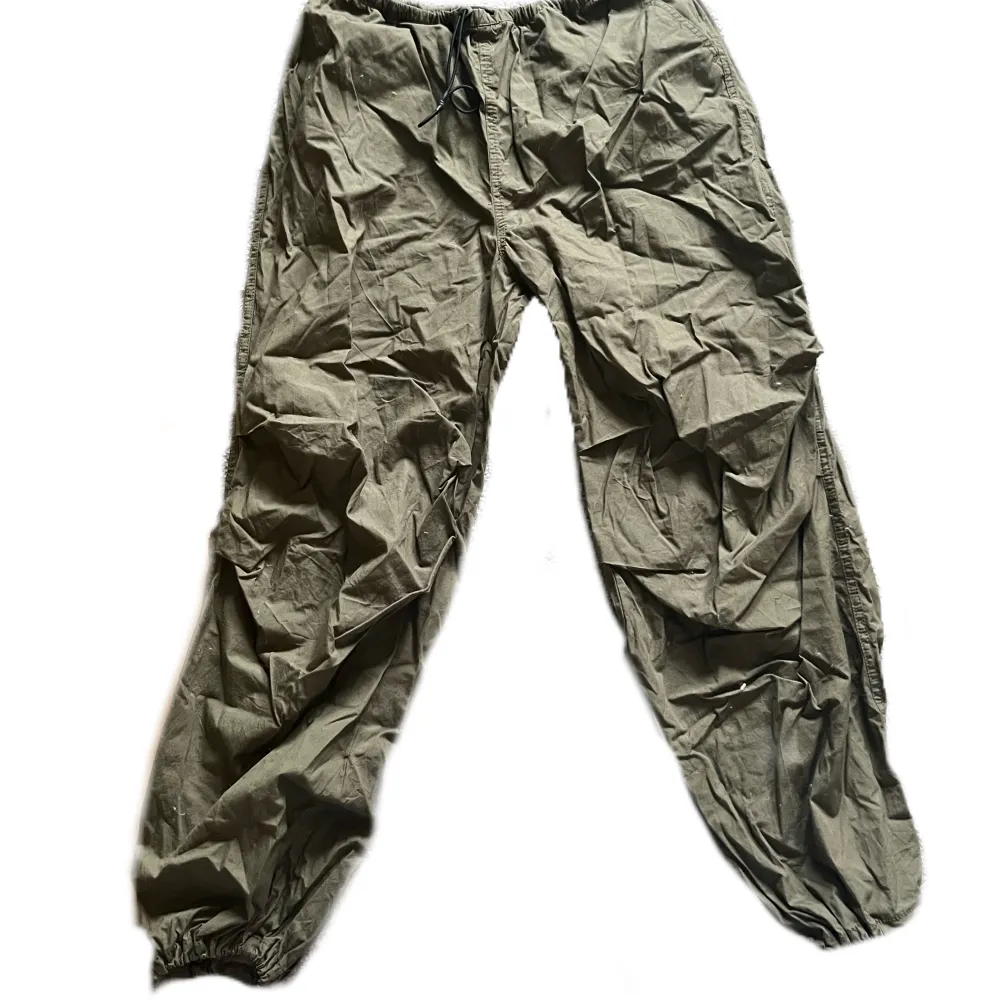 Säljer dessa fina, mörkgröna, slutsålda parachute byxor från HM! Jättefint skick, använt runt 10 gånger! Säljer då de inte längre kommer till användning🫶🏻. Jeans & Byxor.