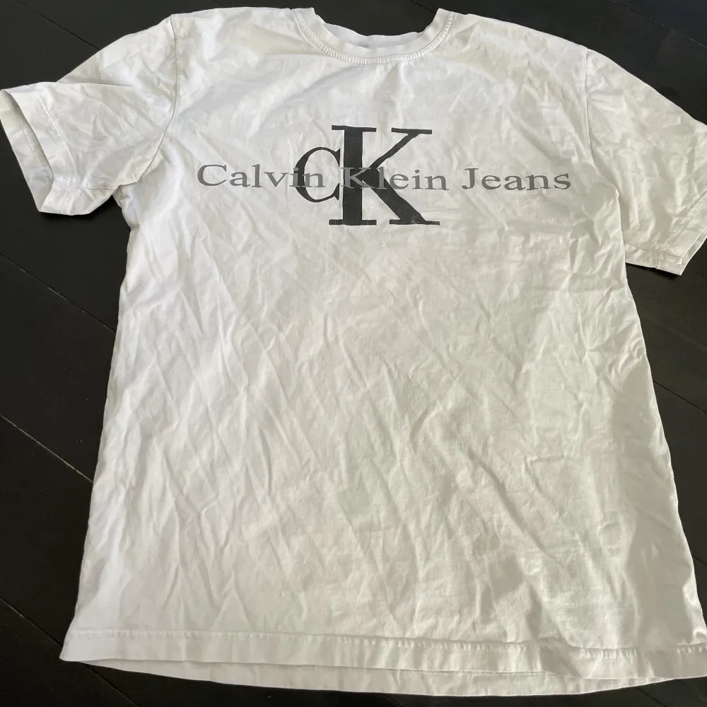 Vit CK tröja, använd några gånger, bra skick! . T-shirts.