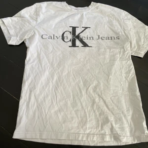 Calvin Klein T-shirt - Vit CK tröja, använd några gånger, bra skick! 