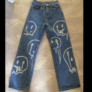 Jeans med tryck  - Relativt mörka jeans med tryck, lite korta på mig som är 172. Storlek XS men sitter mer som S i midjan på mig.