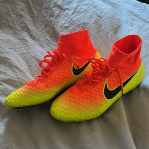 Fotbollsskor Nike  - Använda ett fåtal gånger, som nya. En riktigt rare sko för ett bra pris!