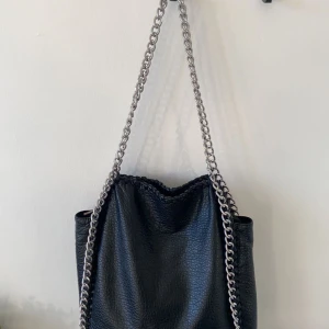 Tiamo  - Säljer nu denna fina väskan från tiamo, dragkedjan i innerfacket är trasigt men går att fixa, annars är den  hel och fin🫶