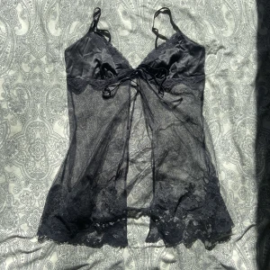 Victoria Secret svart topp! - Vintage Victoria Secret svart spets topp!! Storlek Xs❤️ Säljer pga för liten! Använd köp nu funktionen❤️