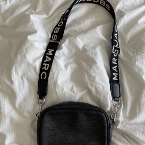 Marc Jacobs väska  - Säljer mitt supersnygga väsk-band från Marc Jacobs (väska ingår men är från annat märke)💕💕 nyskick 🤩 skriv vid intresse 