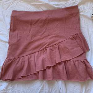 En bekväm kjol som köptes på loppis men ej har kommit till användning.
