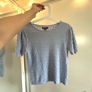 Finstickad tröja - Finstickad tröja, knappt använd, fint skick💞Tröjan är mer klarblå i verkligheten. Priset är inklusive frakt.