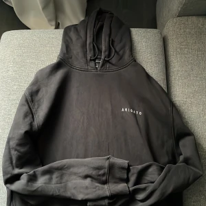 Axel Arigato Hoodie - Säljer en använd Axel Arigato Hoodie. Det finns ett litet hål som du ser på bilden. Storlek XL  Skick 6/10 Nypris: 1600kr ( Går ej att köpa längre) Mitt pris: 400kr (Kan disskuteras)