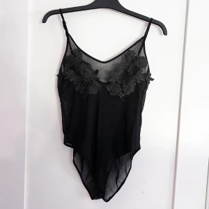 Svart body i mesh - Tunn svart body av mesh. Genomskinlig men perfekt att en snygg BH/linne/crop top till under!!