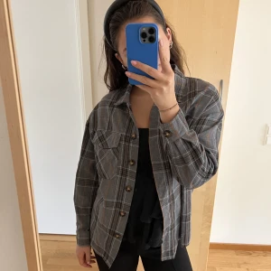 Grå mönstrad skjorta  - Grå mönstrad skjorta i storlek M. Jätte skön och super fin till hösten!!🫶🏾