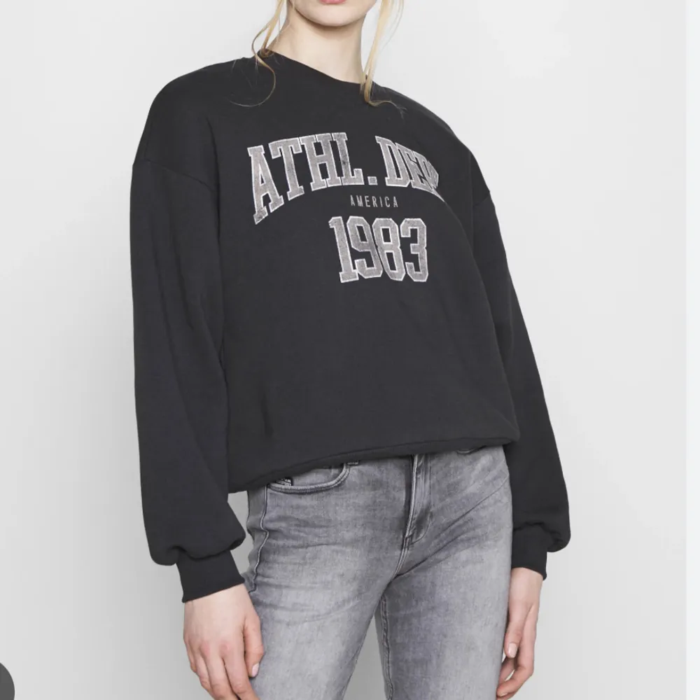 ”RILEY” sweatshirt med tryck från Gina Tricot. Storlek S.  140kr+ frakt/mötas upp i Stockholm . Hoodies.