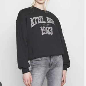 Sweatshirt - ”RILEY” sweatshirt med tryck från Gina Tricot. Storlek S.  Kan mötas upp i Stockholm: T-Centralen