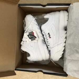 Fila sneakers - Säljer dessa snygga Fila skor som tyvärr var för små för mig. Storlek 38,5 450 kr (Pris kan diskuteras vid snabb affär!)