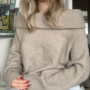 Off shoulder tröja  - Säljer denna beiga off shoulder tröja från hm. Använd en gång så väldigt bra skick. 