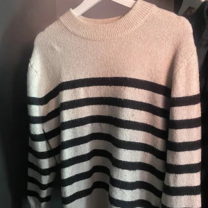 Randig tröja - Stickad randig tröja från H&M i storlek S, passar xs- L då den är lite stor i storleken🫶🏼