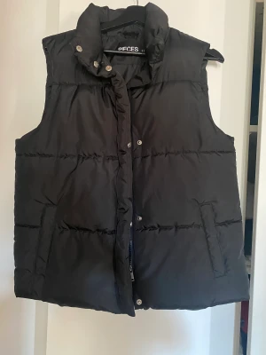 Dunväst - Dunväst från pieces i nyskick! Perfekt nu till våren under lite kyligare dagar🥶passar M men också S om man vill ha lite oversized.