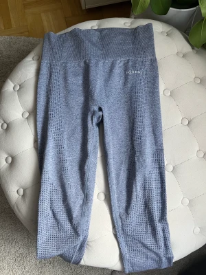 Två träningstights - Köp två träningstights för 300kr Eller 200kr st, knappt använda. Köpta i england förra året