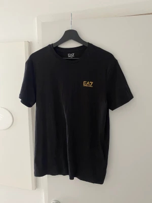 Märkeskläder - Fina t-shirts för en billig slant. För små därför säljes!