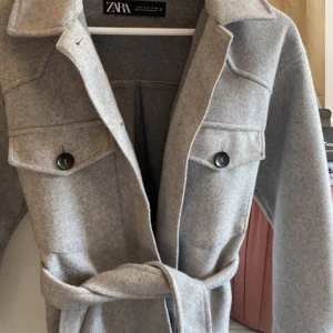 Kappa - Säljer även denna gråa kappan från zara som jag köpte förra året. Den är lite längre och superskön på våren❤️ man kan ta av snöret !