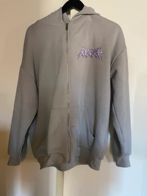 Oversize ziphoodie - Fet hoodie från Newyorker med oversize passform. Använd 1-2 gånger så toppskick! 🤙🏼