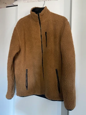 Teddy jacka - Fin Teddy jacka från hm! Nästintill oanvänd så i superbra skick. 