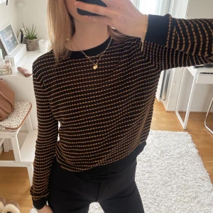 Tröja - Supersöt guldig tröja från Zara i storlek M, men skulle säga att den mer är som en S. Använd väldigt fåtal gånger därav säljer jag den. Den är tunn och skön i materialet och väldigt fin i skicket 