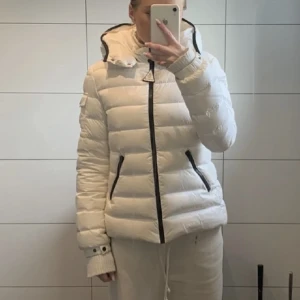 Vit moncler jacka dam - Vit moncler jacka dam. 