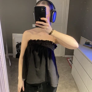 Festtopp - Svart topp från asos, storlek xs, går att ha med eller utan band, fint skick