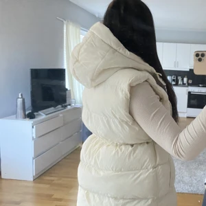 Ny väst  - Säljes pga att den inte kommer till användning, endast testad på bilderna. Storlek S