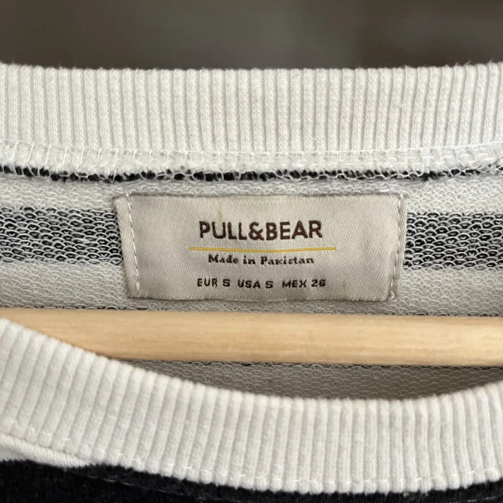 Säljer min fina och moderna tröja från pull and bear. . Tröjor & Koftor.