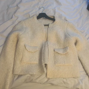 Kofta/jacka från Zara - Söt liten kofta från Zara. Aldrig använd💗superfluffigt och skönt material 